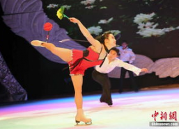 娱乐吃瓜君表演杂技