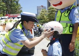 娱乐吃瓜酱交警小熊,交警小熊的娱乐吃瓜日常